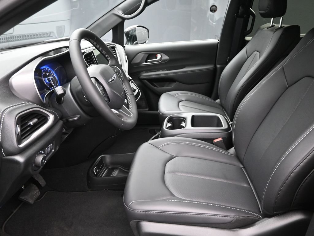 2026 Chrysler Pacifica Select - Photo 17