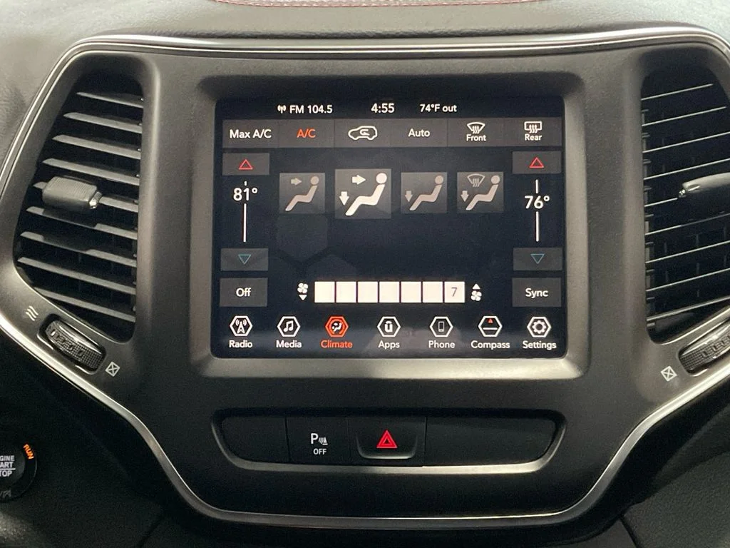 Used 2019 White Jeep Trailhawk image 24