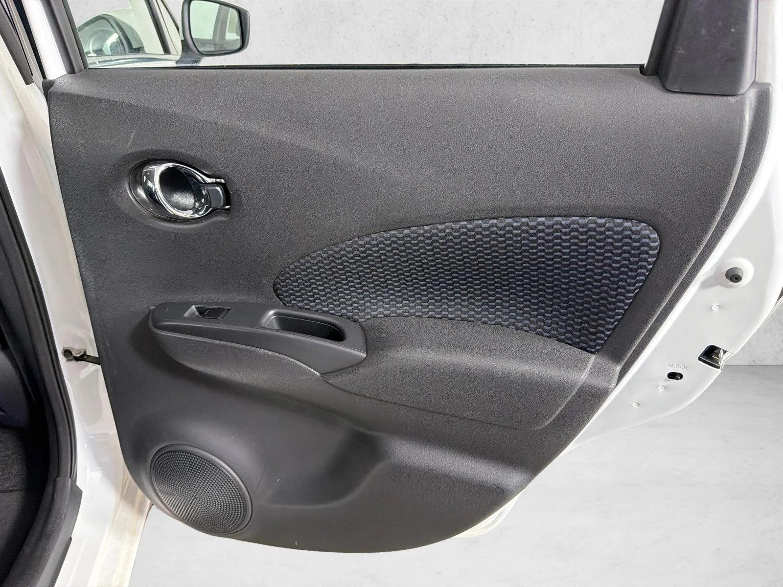 Used 2016 Whtie Nissan S image 16