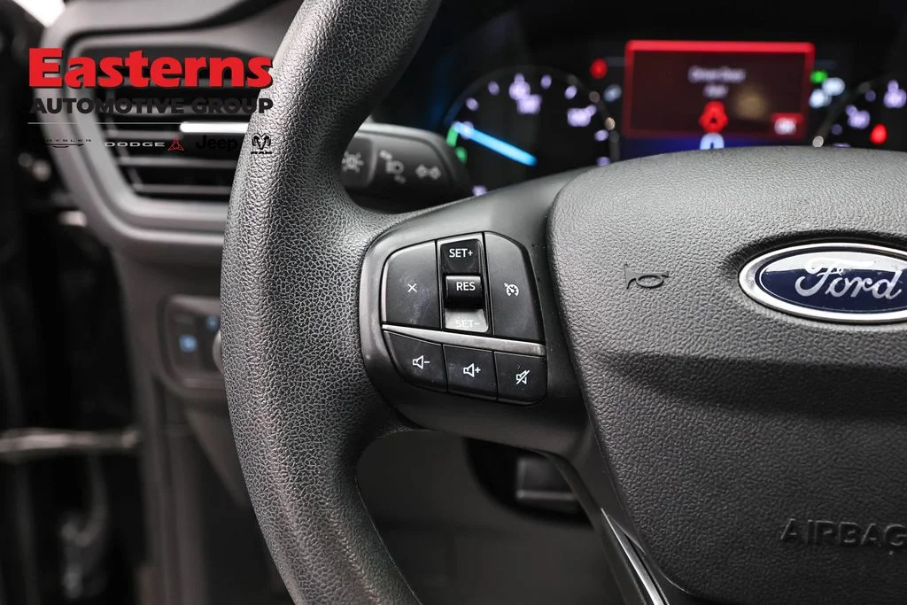 Used 2022 Black Ford SE image 15