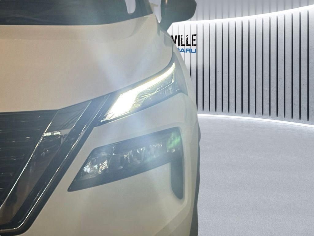 Used 2022 White Nissan S image 17