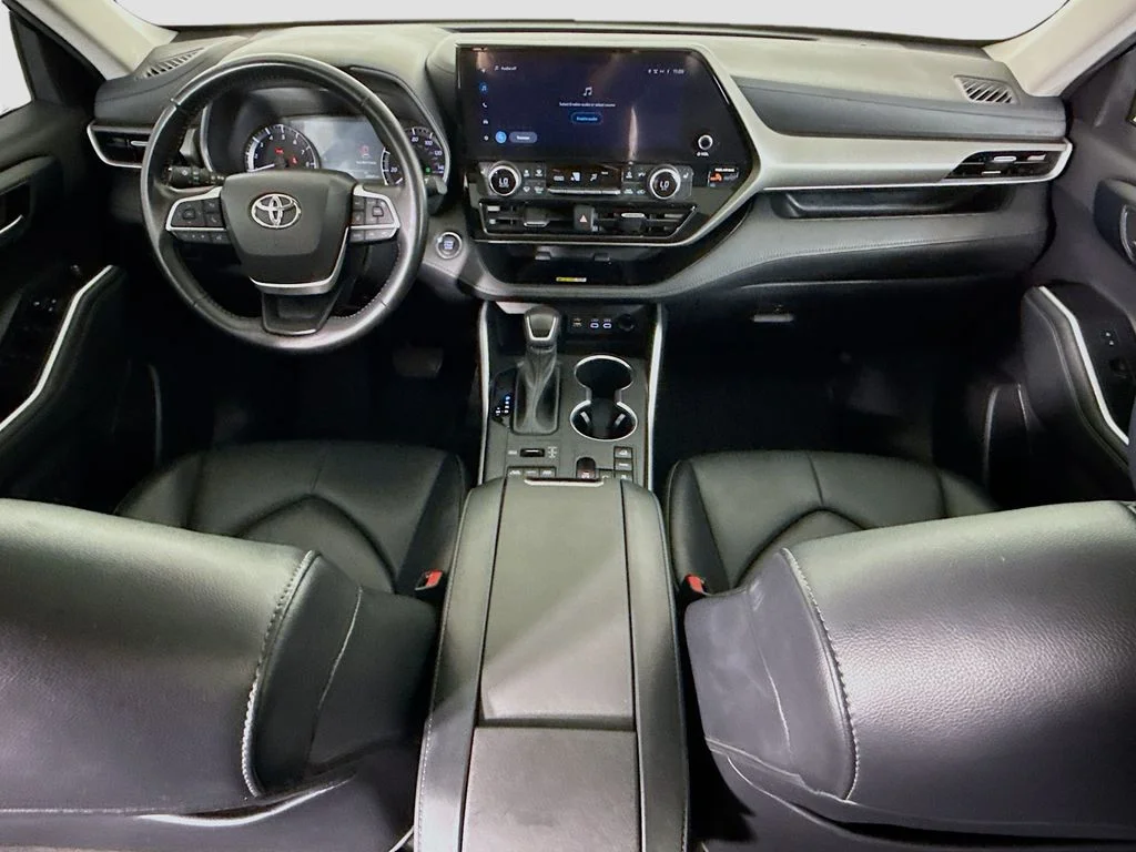 Used 2023  Toyota XLE image 13
