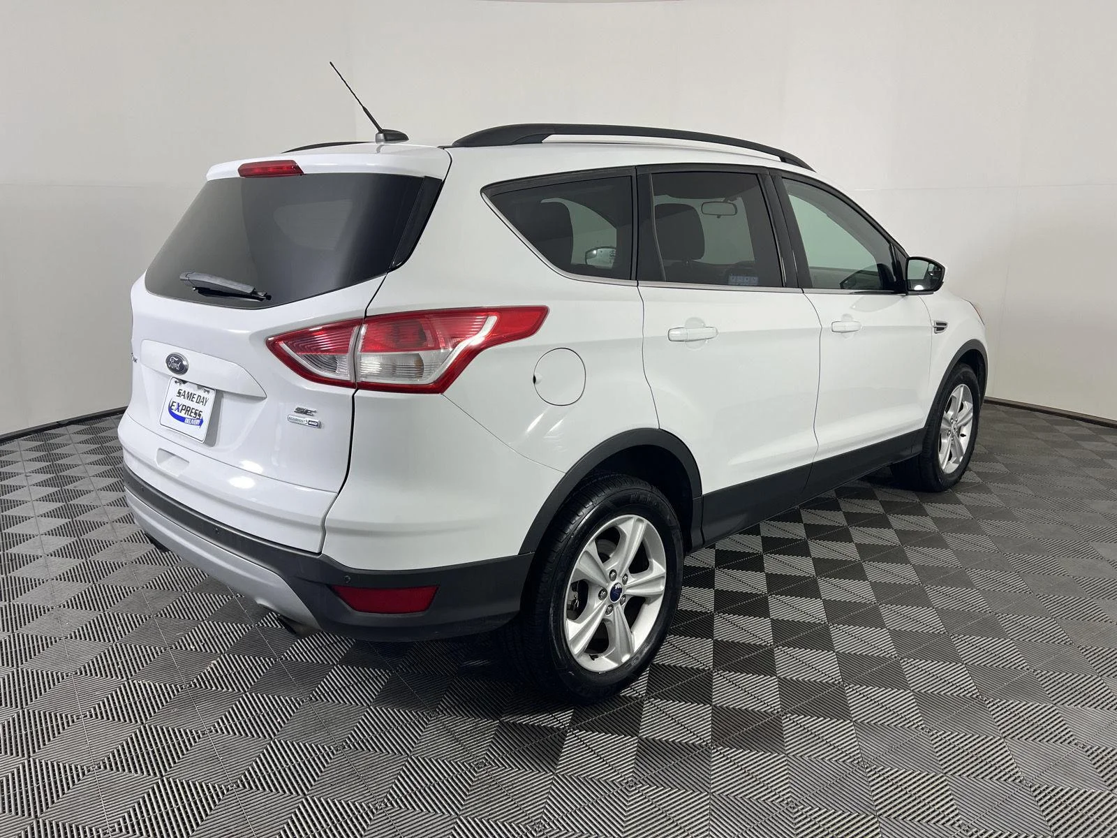 Used 2016 Wh Ford SE image 24