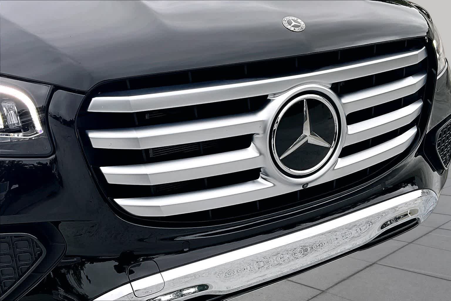 Used 2026 MANUFAKTUR Moonlight White Metallic Mercedes-Benz GLS 450 image 30