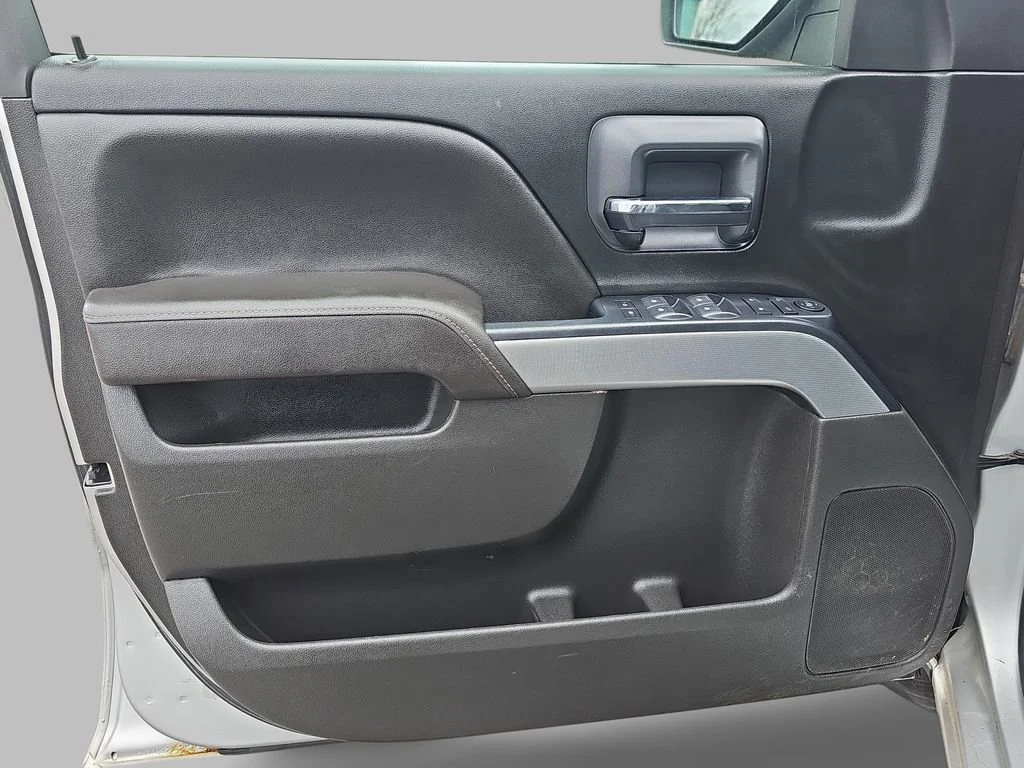 Used 2018 SILVER ICE METALLIC Chevrolet LT image 30