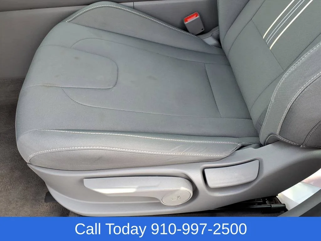 Used 2025 Blue Hyundai SEL Convenience image 4