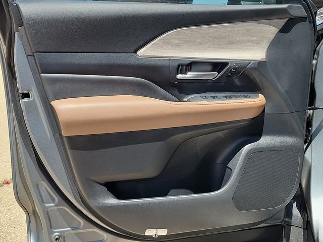 Used 2025 Gray Toyota Platinum image 11