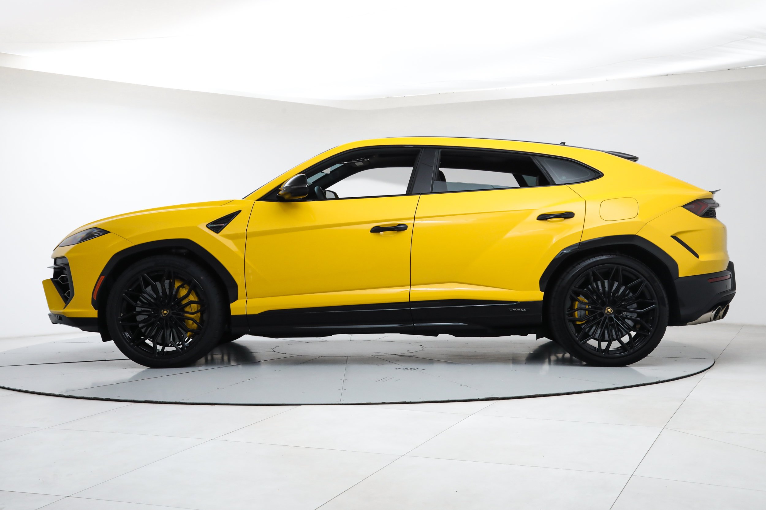 Used 2025 Yellow Lamborghini SE image 2