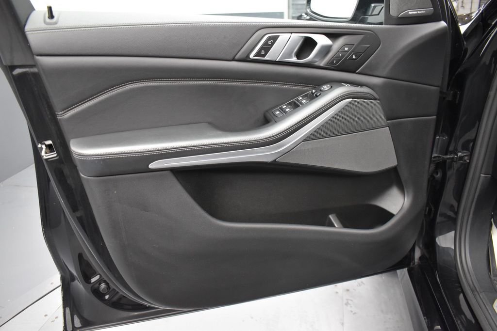 Used 2021 Black BMW M50i image 5