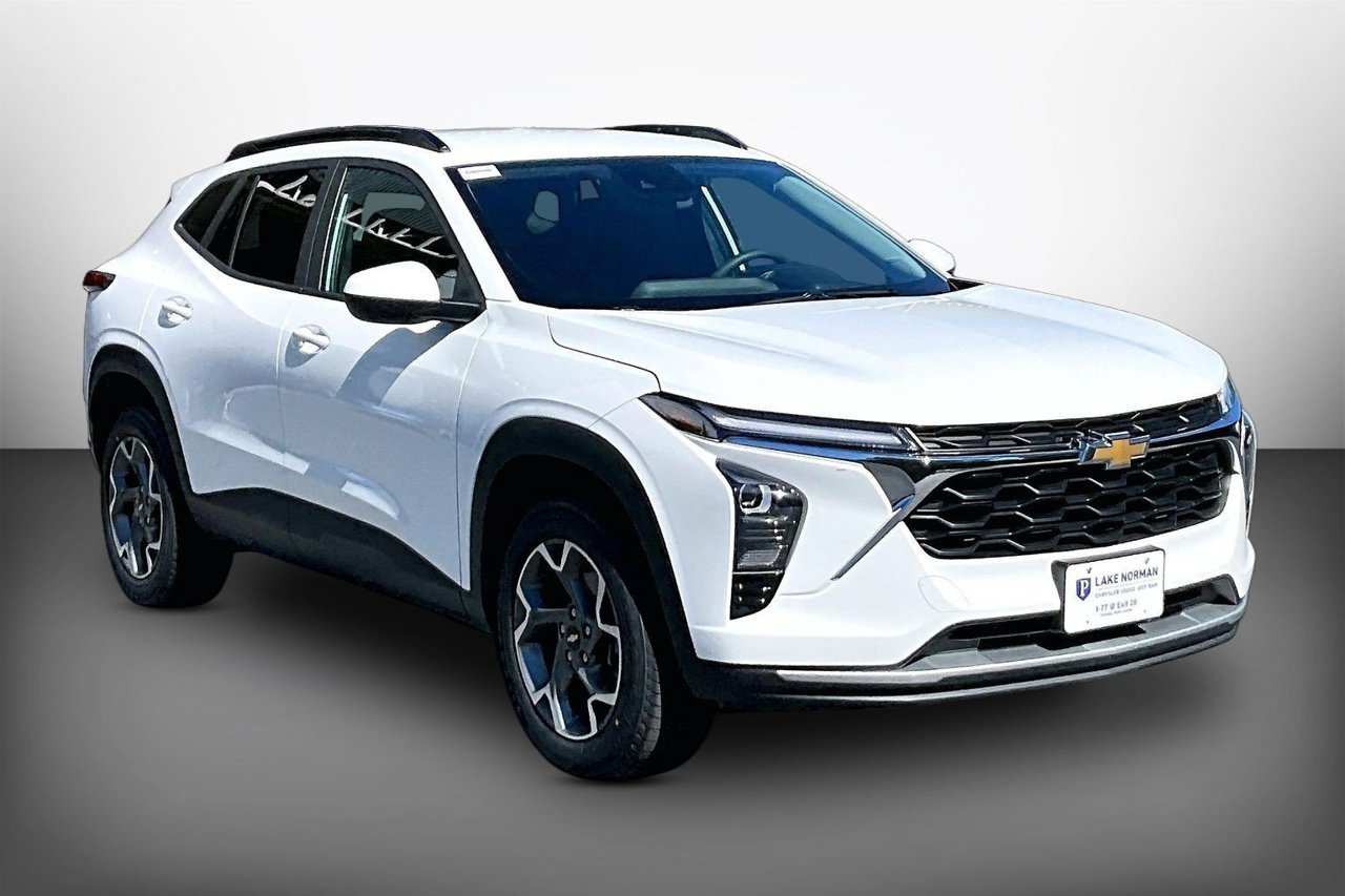 Used 2025 White Chevrolet LT image 2