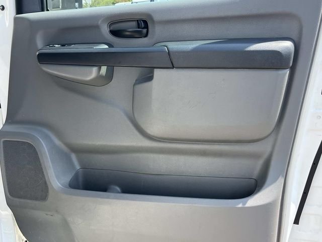 Used 2018 Glacier White Nissan S image 18