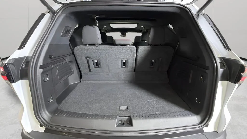 Used 2024 Summit White Chevrolet Z71 image 31