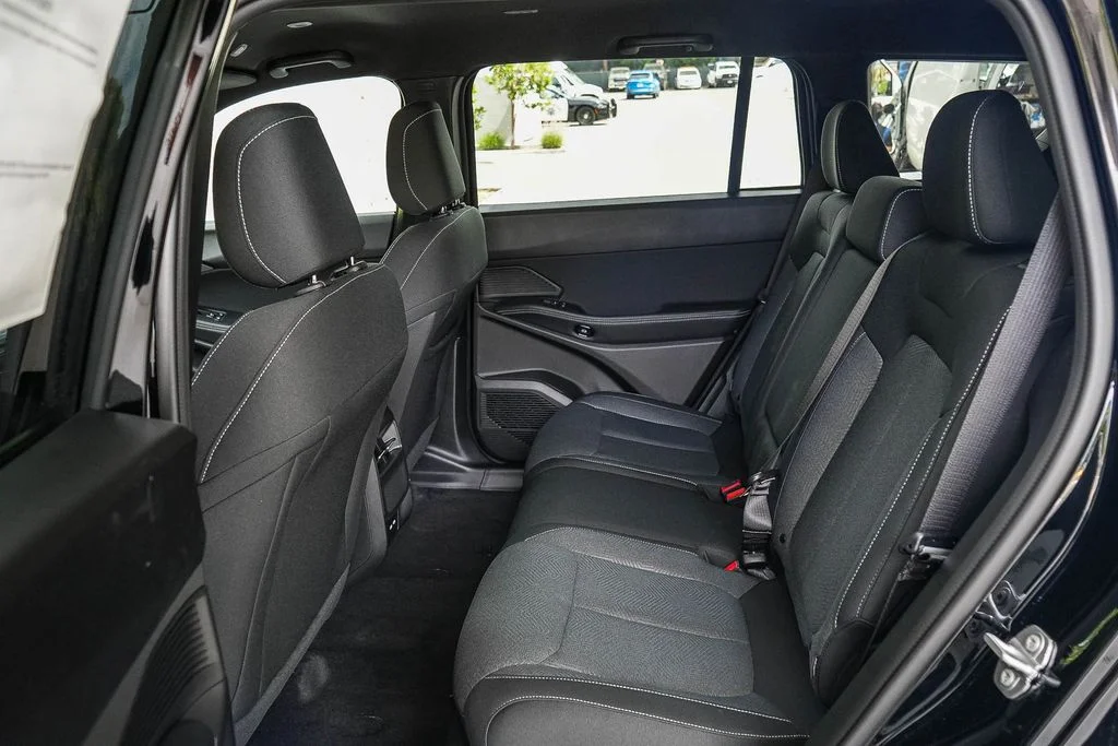 New 2026 Diamond Black Crystal Pearlcoat Jeep Laredo image 18