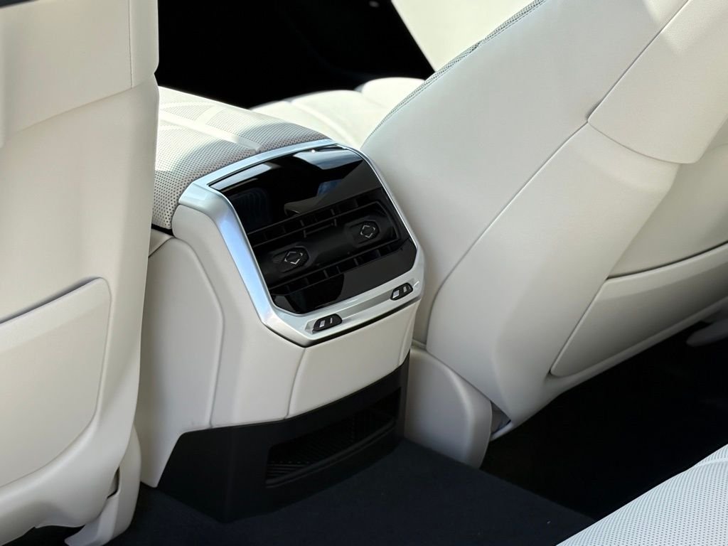 2025 BMW 7 Series 760i - Photo 14