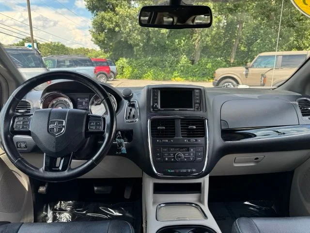 Used 2019 White Dodge SXT image 17