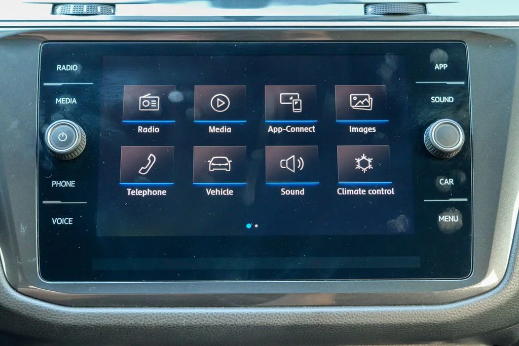 Used 2019 Platinum Gray Metallic Volkswagen 2.0T SE image 52