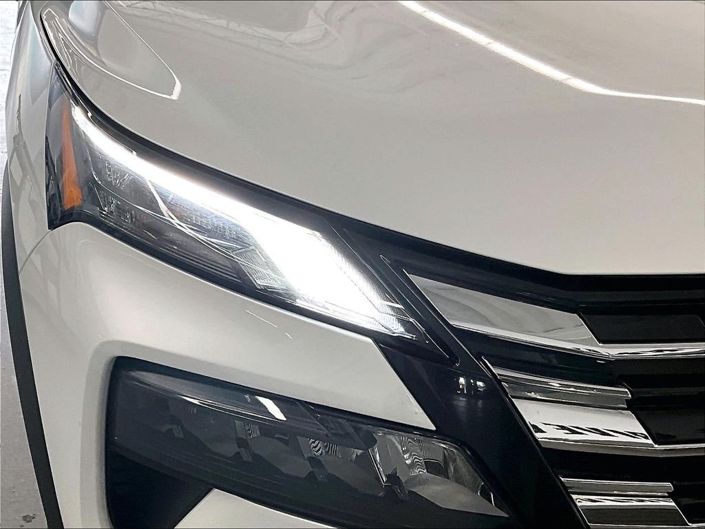 Used 2025 Everest White Pearl Nissan SV image 30