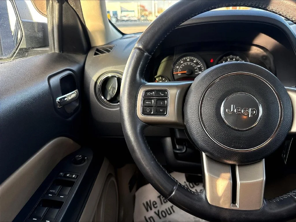 Used 2015 True Blue Pearlcoat Jeep Latitude image 17