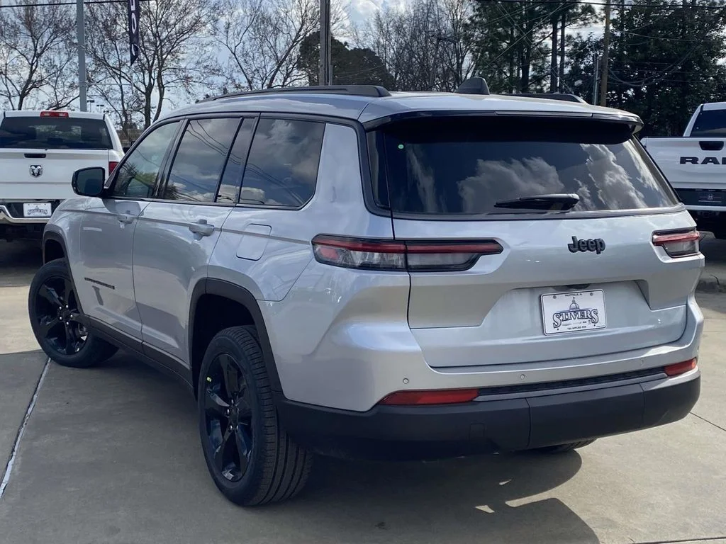 New 2026 Silver Zynith Exterior Paint Jeep Limited image 33