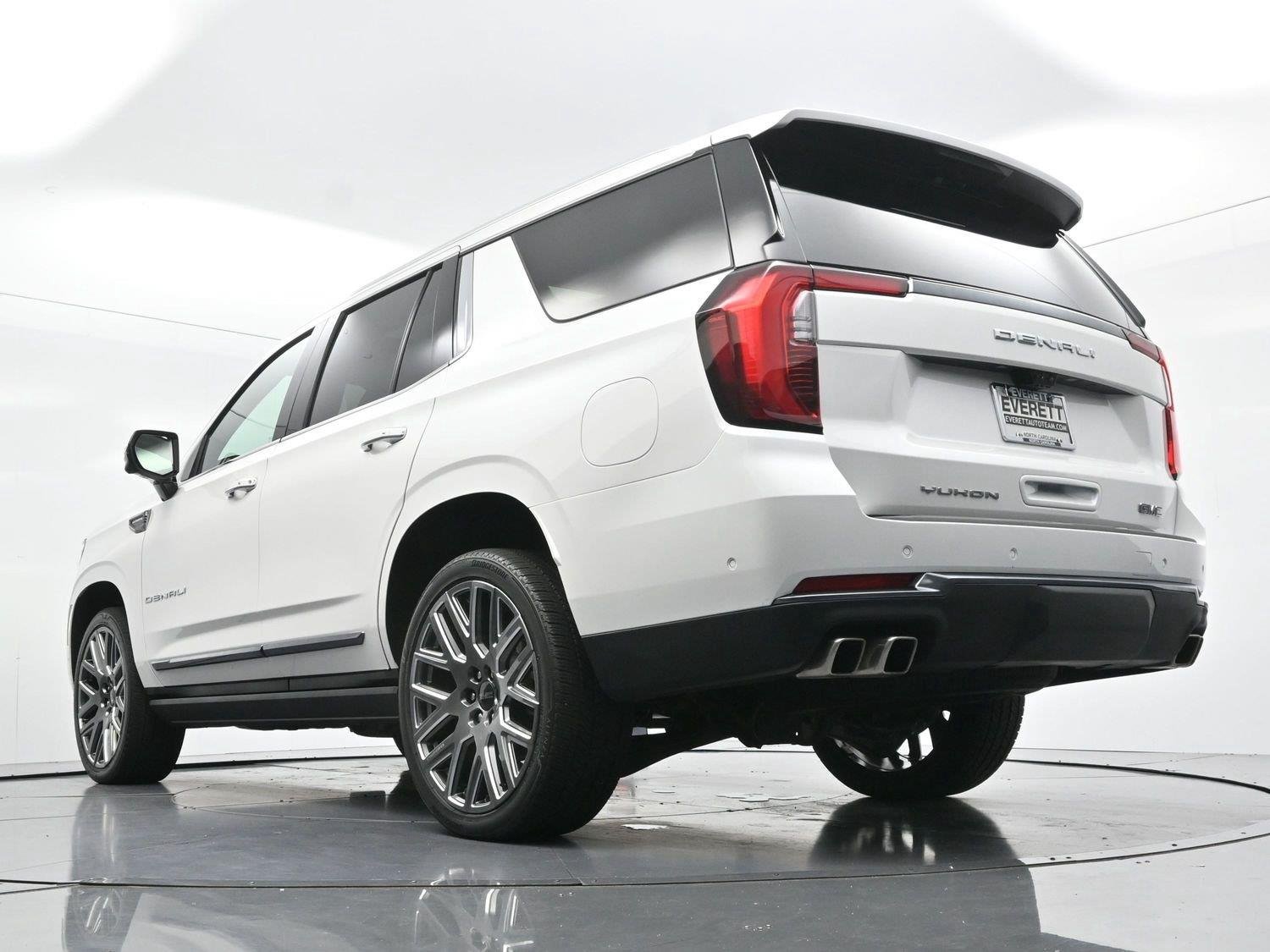 Used 2025 White Frost Tricoat GMC Denali Ultimate image 50