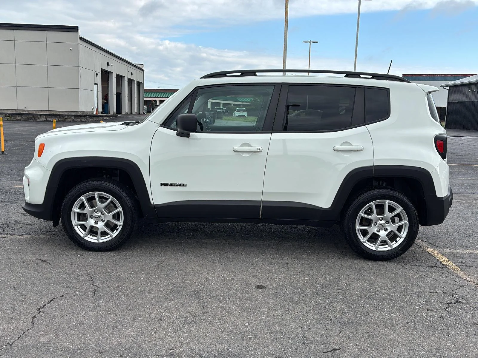 Used 2022 Alpine White Clearcoat Jeep Sport image 6