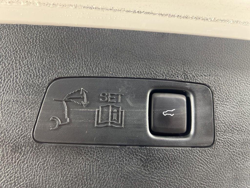 Used 2020 White Lincoln Standard image 21