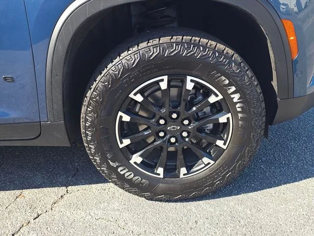 Certified Used 2024 Blue Chevrolet Z71 image 33