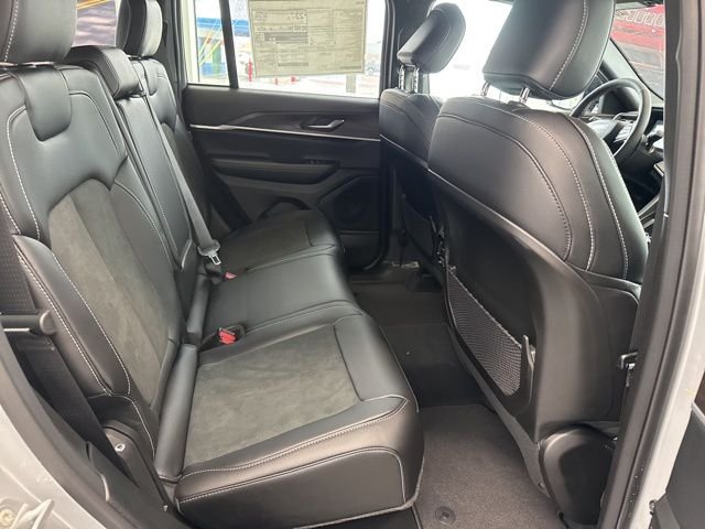New 2026 Silver Zynith Exterior Paint Jeep Altitude image 10