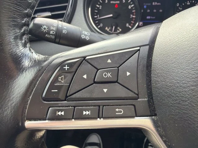 Used 2018 White Nissan SL image 31
