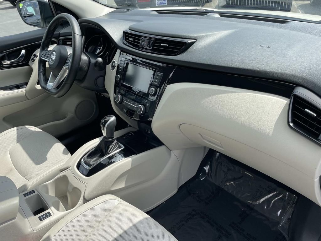 Used 2022 White Nissan SL image 29