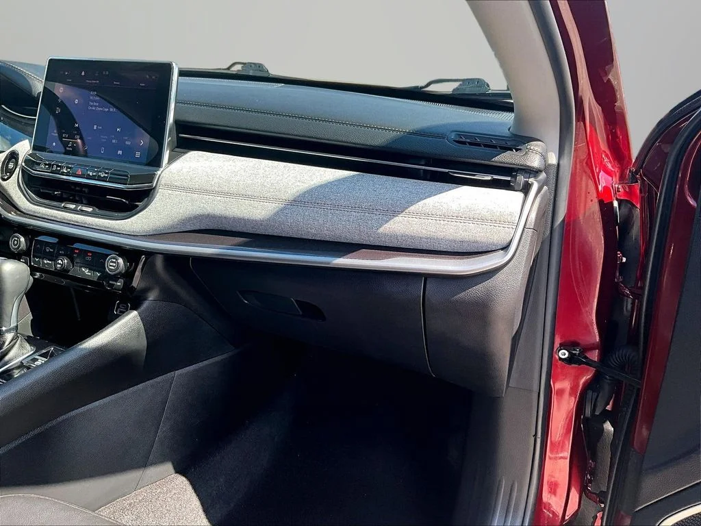 Used 2022 Red Jeep Latitude Lux image 18