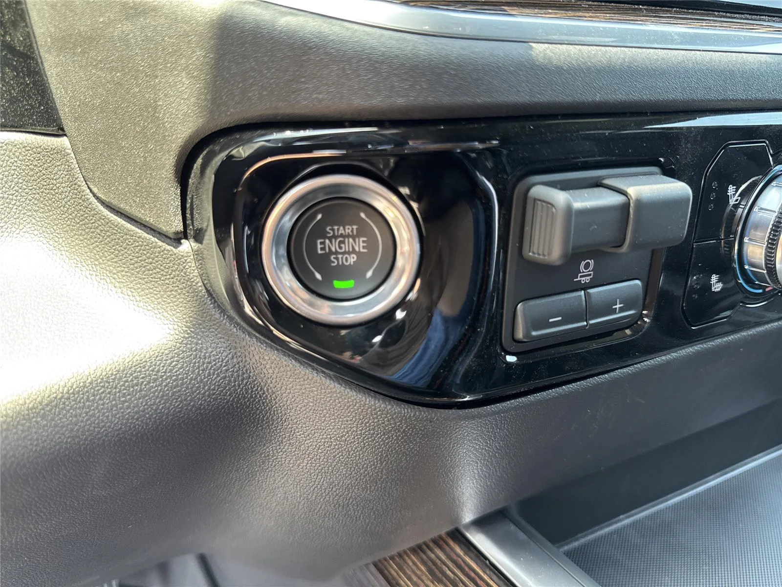New 2026 Sterling Metallic GMC Elevation image 25