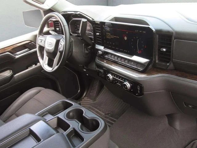 Used 2024 Summit White GMC Elevation image 9