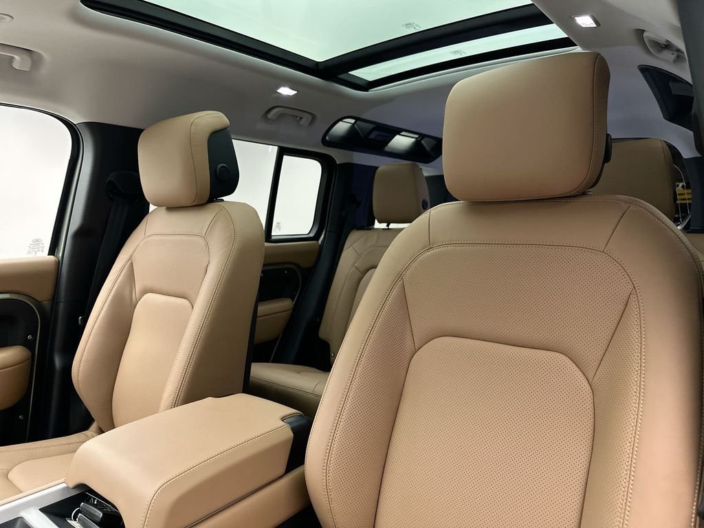 Used 2025 Pangea Green Metallic Land Rover S image 7