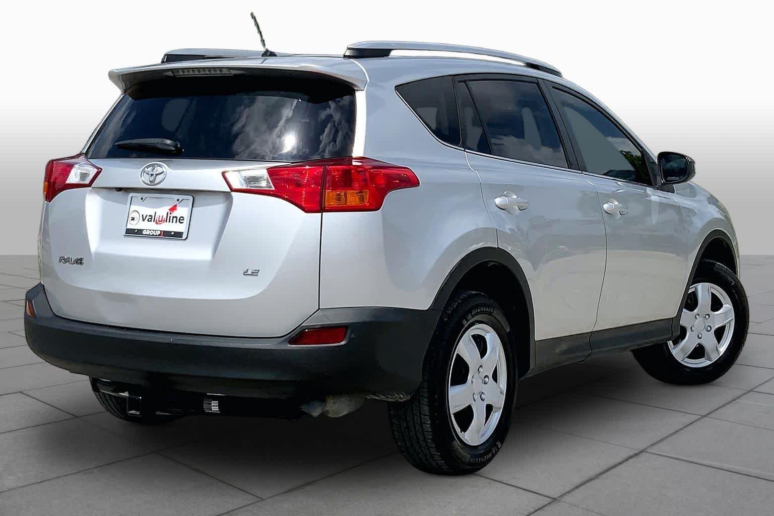 Used 2015 Classic Silver Metallic Toyota LE image 13