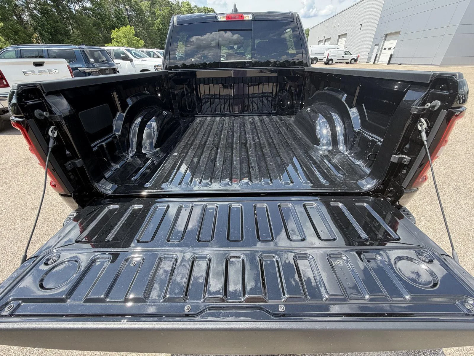 New 2026 Diamond Black Crystal Pearl-Coat Exterior Paint RAM Big Horn image 19