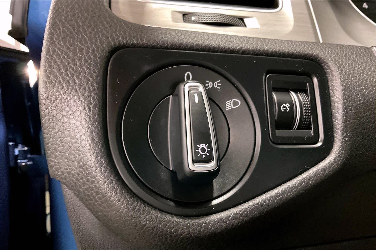 Used 2016 Silk Blue Metallic Volkswagen TSI S image 33