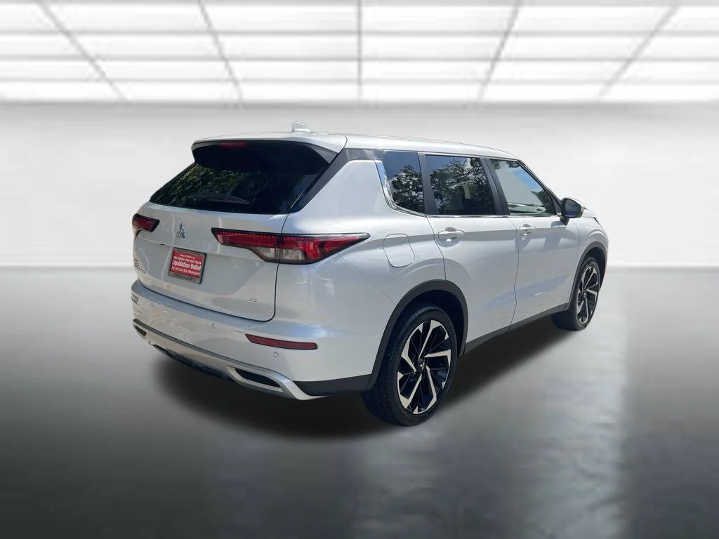 Used 2024 White Mitsubishi SE image 4