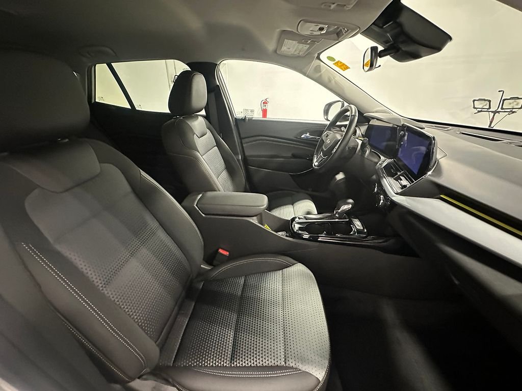 Used 2025 White Chevrolet LT image 26