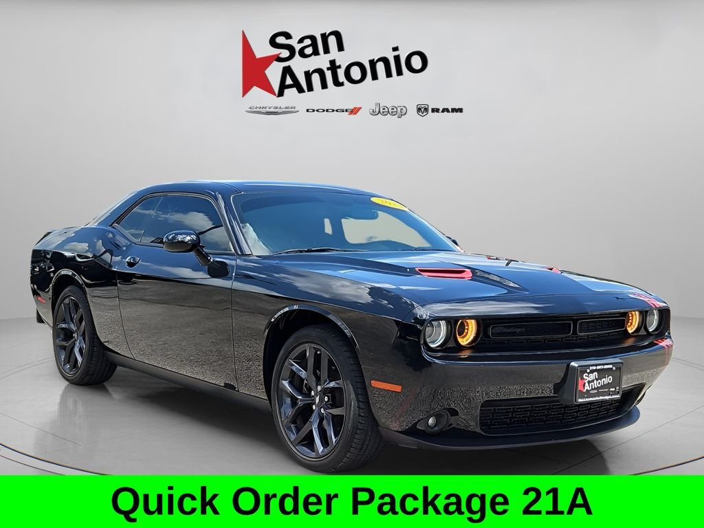 Used 2023 Black Dodge SXT image 3