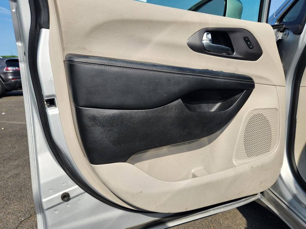 Used 2022 Silver Chrysler Touring L image 12
