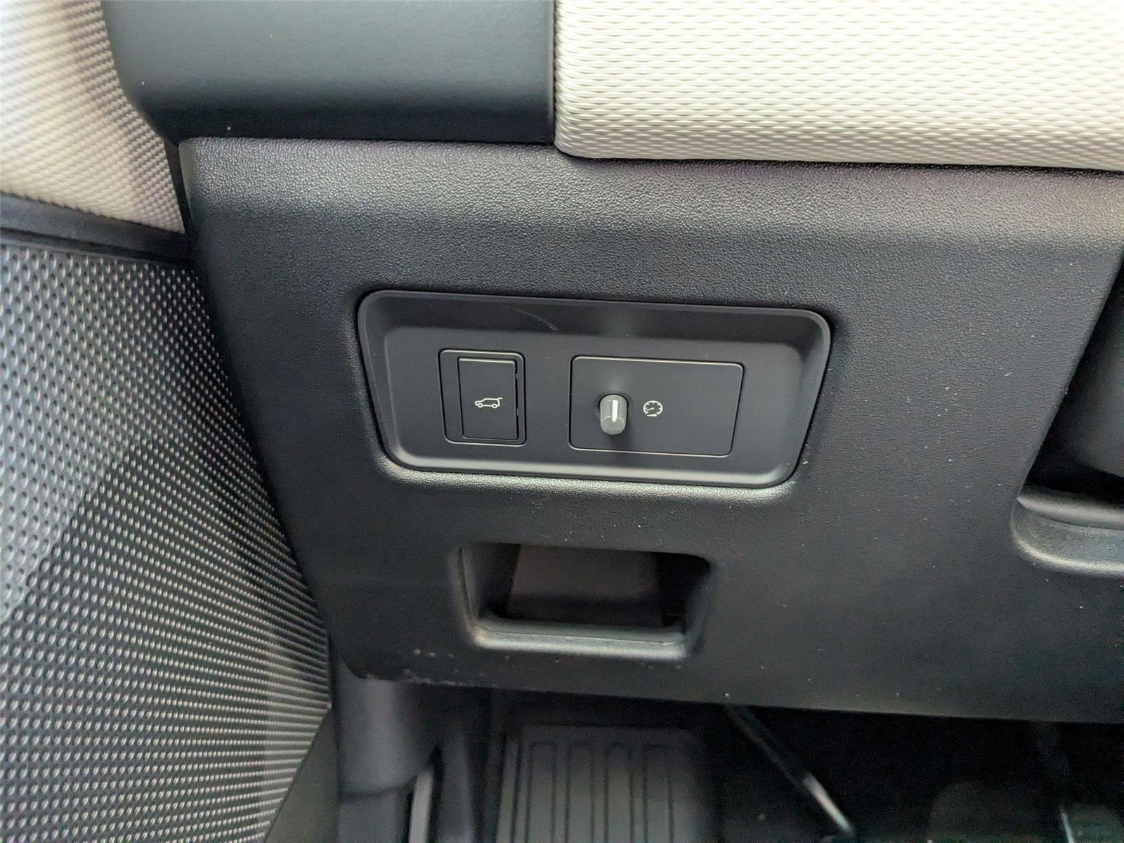 Used 2025 Santorini Black Metallic Land Rover Dynamic SE image 16