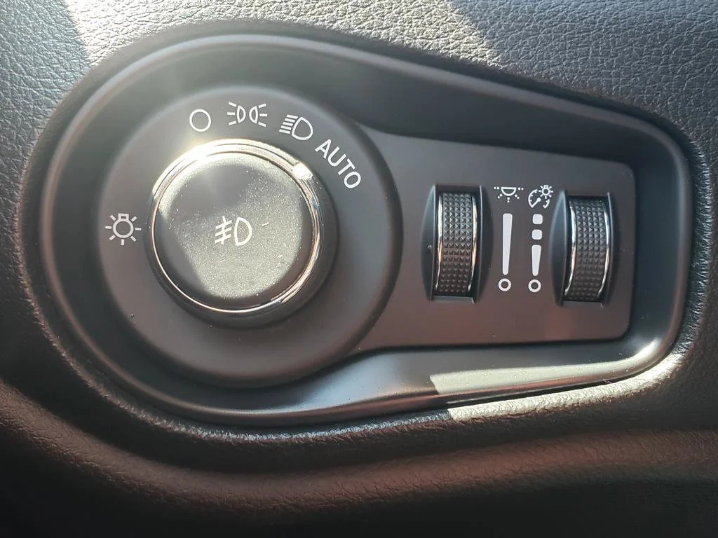 Used 2021 Colorado Red Clearcoat Jeep Latitude image 23
