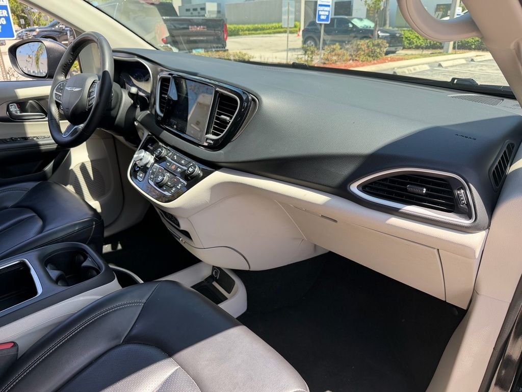 Used 2023 Black Chrysler Touring L image 20