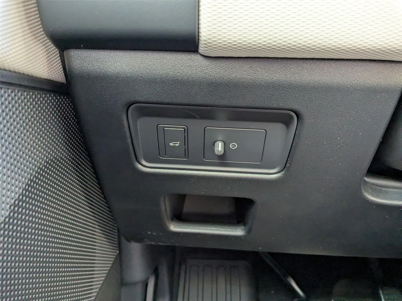 Used 2025 Santorini Black Metallic Land Rover Dynamic SE image 16