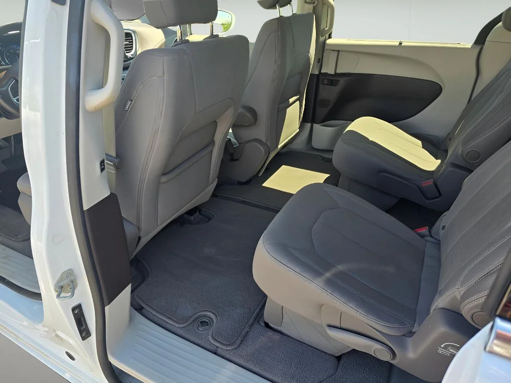 Used 2021 Bright White Clearcoat Chrysler Touring image 25