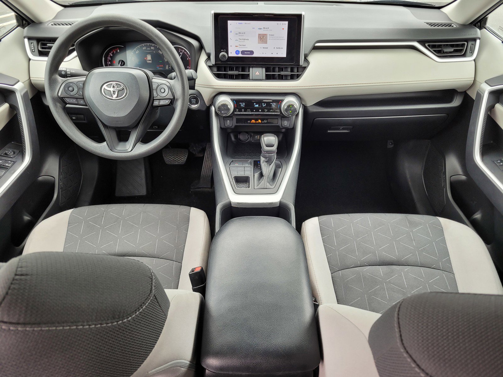 2024 Toyota RAV4 XLE - Photo 14