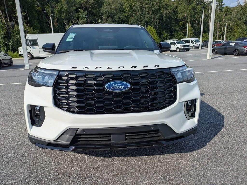 New 2026 Star White Metallic Tri-Coat Ford ST-Line image 10