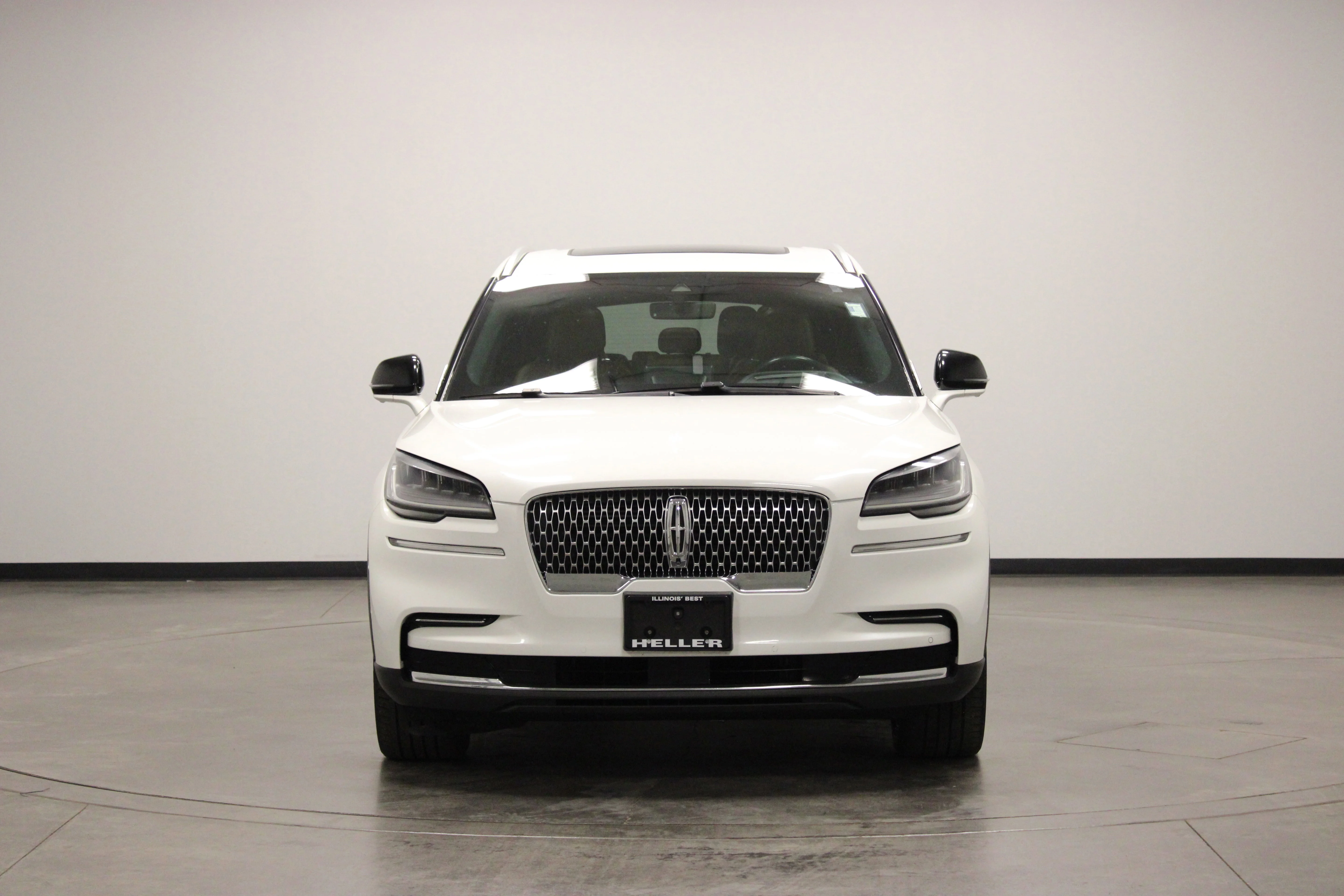 Used 2022 White Metallic Lincoln Reserve image 3
