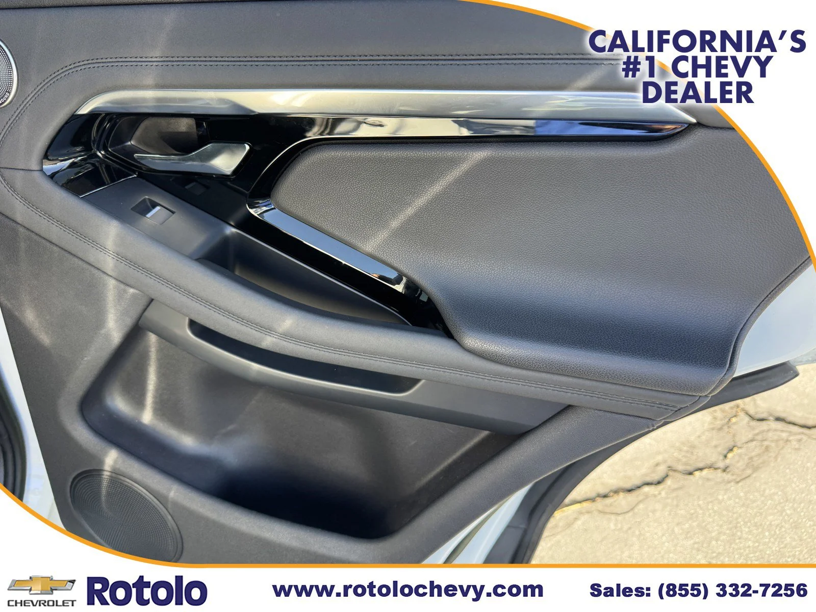 Used 2023 White Land Rover R-Dynamic SE image 11